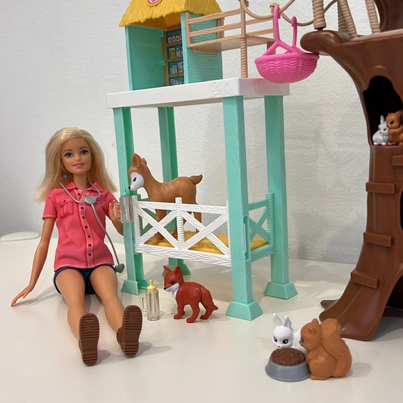Barbie Animal Rescuer Doll Woodland Forest Rescue Care Center Shelter & Playset - Picture 4 of 4